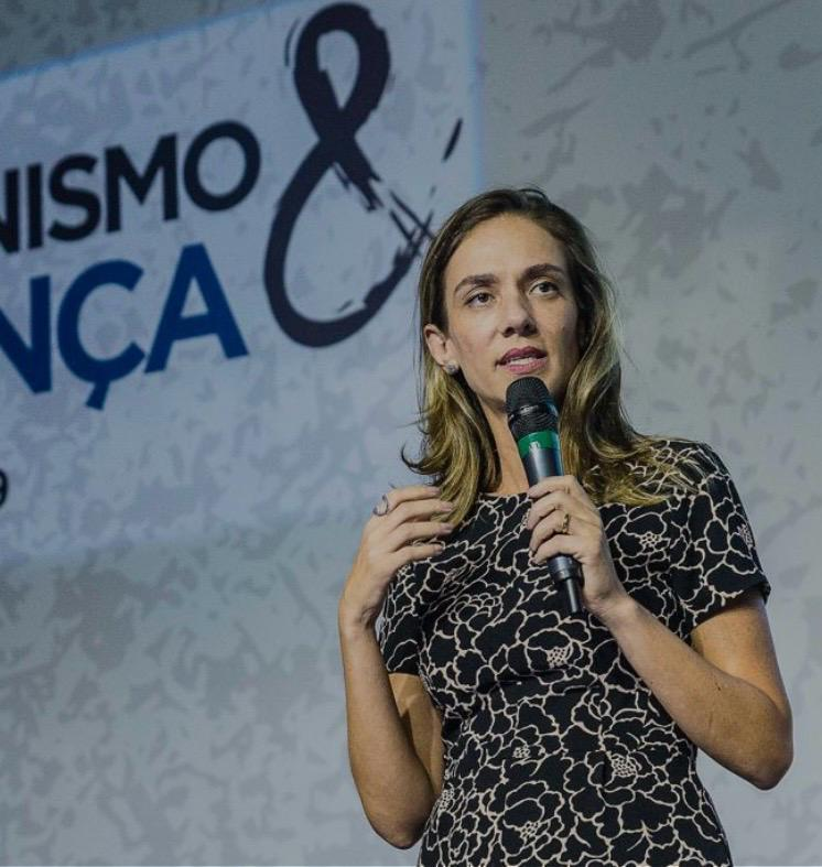 Nathalia durante una conferencia